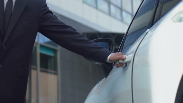 Guardaespaldas Abriendo Puerta Coche Mujer Negocios Buen Servicio Negocio — Vídeos de Stock