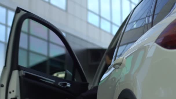 Conductor Masculino Bajando Del Coche Abriendo Puerta Automática Jefa Femenina — Vídeos de Stock