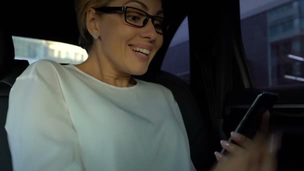 Senhora Bem Sucedida Lendo Mensagem Boas Notícias Celular Durante Condução — Vídeo de Stock