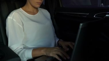 Dizüstü pc, çalışma başarılı iş kadını önemli toplantıya sürüş