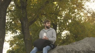 Depresif adam tutarak şişelenmiş bira, alkolizm sorunu, kötü alışkanlık, yaşam biçimi