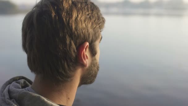 Бородатый Человек Наблюдает Закат Туристической Лодке Наслаждаясь Рекреационным Путешествием — стоковое видео