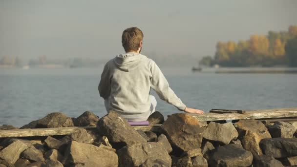 Masculino Desfrutando Vista Rio Solidão Meditação Encontrar Inspiração Ioga — Vídeo de Stock