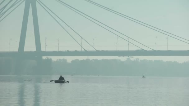 Pescador Navegando Bajo Gran Puente Barco Inflable Tiempo Brumoso Gran — Vídeo de stock