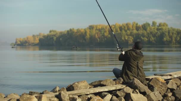 Pescatore Dilettante Pesca Sulla Riva Del Fiume Attività Ricreative Fuga — Video Stock