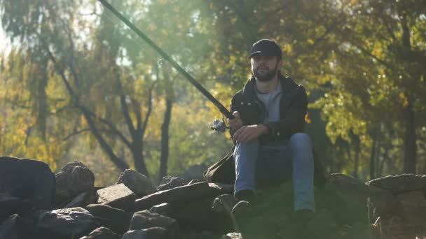 Pescador Girando Carrete Pesca Sentado Piedras Disfrutando Del Ocio Otoño — Vídeos de Stock