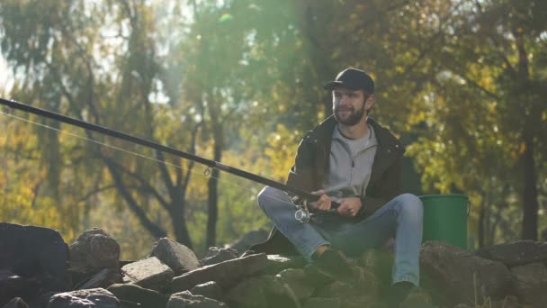 Vrolijke Visser Glimlachen Kijken Emmer Met Gevangen Vis Vissen Voor — Stockvideo