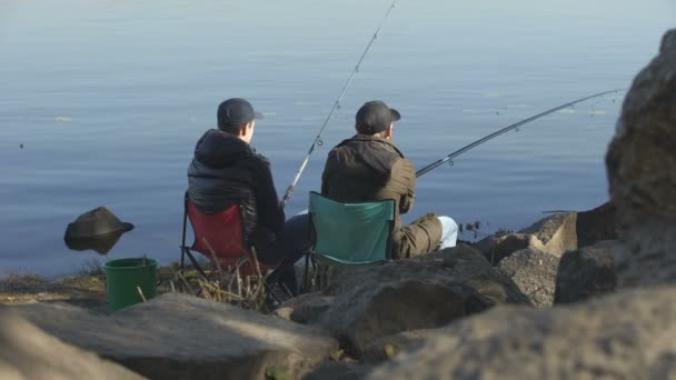 Två Vänner Fiske För Att Undkomma Stressad Stadsliv Gemensamma Intressen — Stockvideo