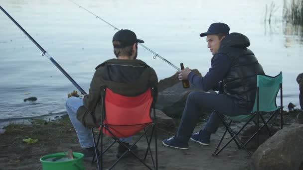 Zwei Freunde Fischer Angeln Und Bier Trinken Ruhendes Wochenende Gute — Stockvideo