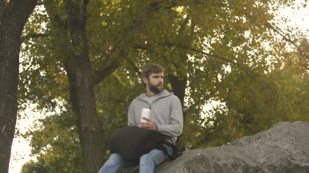 Homme Déprimé Tenant Bière Bouteille Problème Alcoolisme Mauvaise Habitude Mode — Video