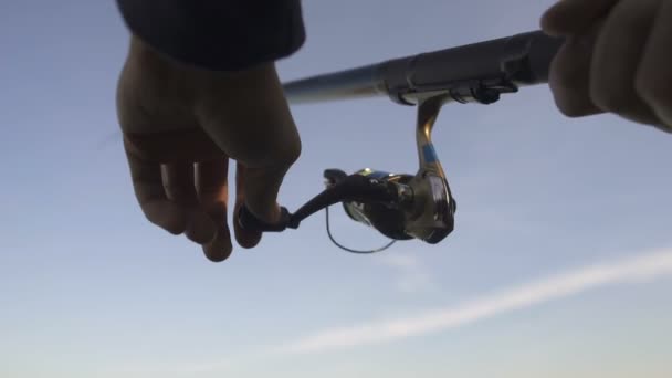 Mans Handen Spinnen Visserij Reel Het Vangen Van Vis Uitrusting — Stockvideo