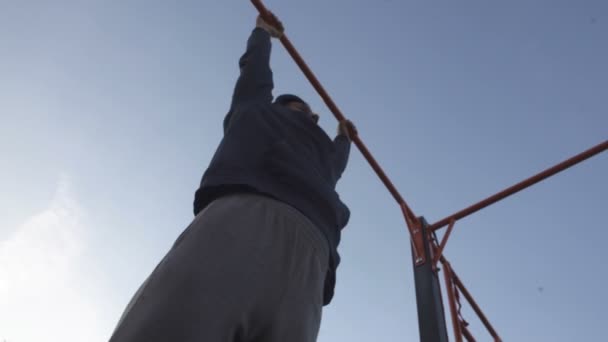 Forte Homem Apto Virar Barra Transversal Treino Rua Saúde Dos — Vídeo de Stock