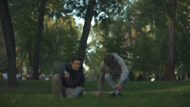 Dois Amigos Meditando Parque Central Pose Lótus Ioga Asana Busca — Vídeo de Stock