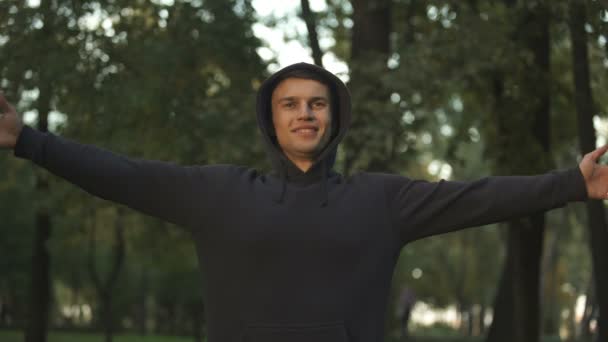 Hombre Feliz Haciendo Ejercicios Respiración Parque Cuerpo Mente Armonía Deporte — Vídeos de Stock