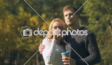 Park ve sarılma, romantik tarih, kahve-to-go sıcak tatma çift içecekler