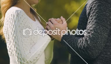 Donmuş iki kazak, holding eller Sonbahar Park, ısınma sonra bakım