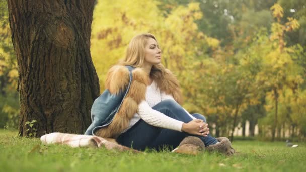Zamyślony Kobieta Korzystających Pięknej Pogody Jesiennych Liści Central Park Żółty — Wideo stockowe