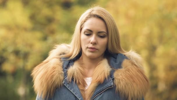 Treurige Vrouw Kijken Camera Herfst Depressie Leven Problemen Problemen — Stockvideo