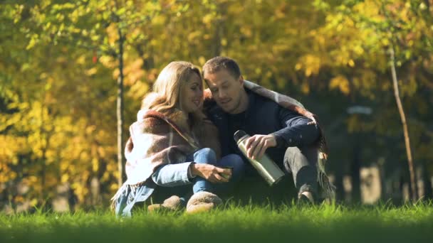 Aşık Çift Ekose Eğleniyor Termos Sıcak Çay Içme Ile Kaplı — Stok video