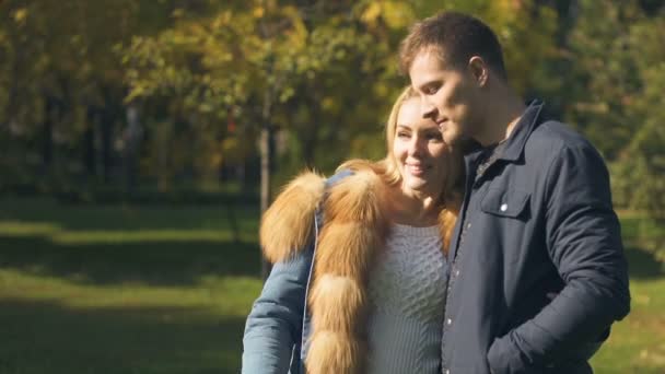 Дівчина Вказує Білку Біжить Парку Романтичне Побачення Ніжні Відносини — стокове відео