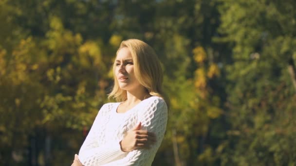 Man Brengen Koffie Snacks Aan Vrouw Die Bevriezen Buiten Fast — Stockvideo