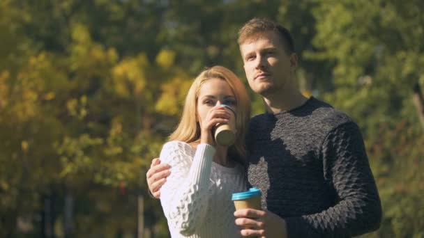 Cuplu Degustare Băuturi Calde Parc Îmbrățișare Întâlnire Romantică Cafea — Videoclip de stoc