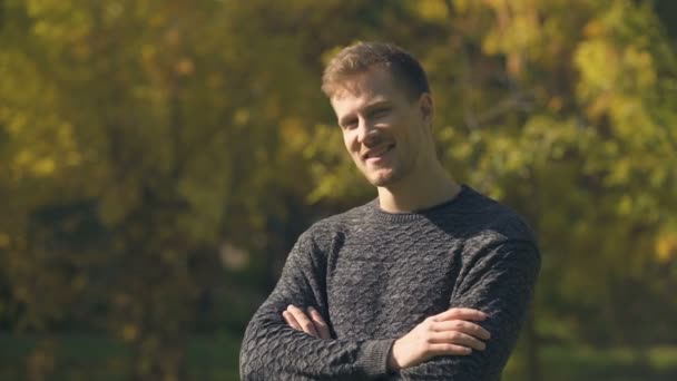 Homme Réussi Avec Les Bras Croisés Regardant Caméra Centre Réadaptation — Video