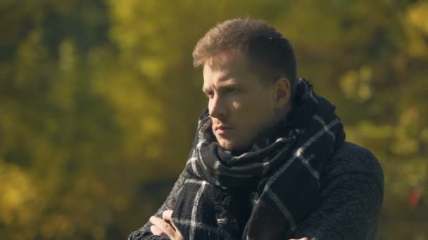 Больной Мужчина Шарфе Кашлял Чихал Осеннем Парке Простудился Заразился — стоковое видео