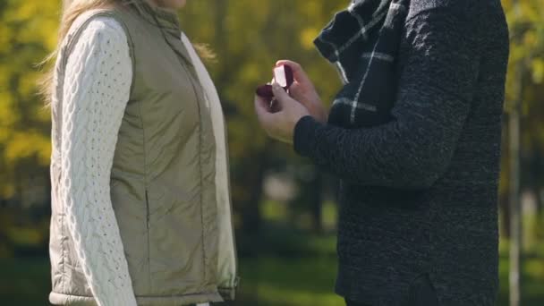 若い男は リングとガール フレンド 秋の公園で婚約の愛に提案します — ストック動画