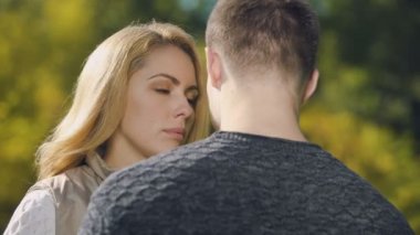 Sarılma, dalgın, ölümcül hastalık tanı, destek ve bakım bakarak üzgün çift