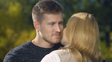 Mutlu çift kucaklayan, birbirlerini destekleyen, birlikte, vaktinizi bakım