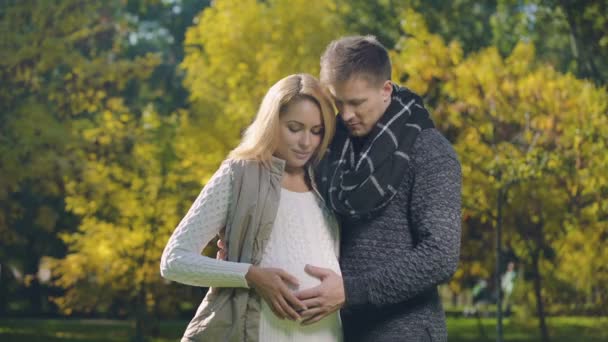 Feliz Senhora Grávida Marido Acariciando Barriga Olhando Para Câmera Pais — Vídeo de Stock