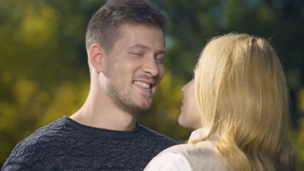 Masculino Abraçando Feminino Olhando Para Câmera Relacionamento Amoroso Agência Casamento — Vídeo de Stock