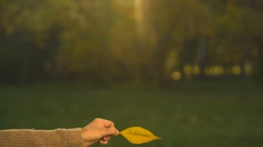 Sonbahar yaprak üzerinde yazılı Eylül el holding yazıları, altın sezon sonbahar.