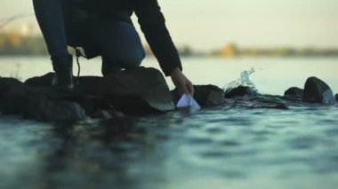 Kağıt tekne su, goodbying son, psikolojik tedavi, closeup koyarak erkek