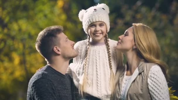 Щасливі Батьки Цілують Веселу Дочку Осінньому Парку Заможну Сім Добробут — стокове відео