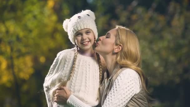 Mãe Beijando Filha Doces Momentos Juntos Infância Feliz Maternidade — Vídeo de Stock
