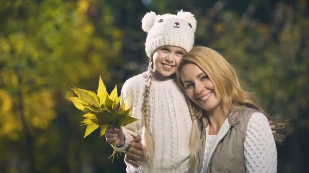 Felice Madre Figlia Sorridente Guardando Fotocamera Centro Adozione Caduta — Video Stock