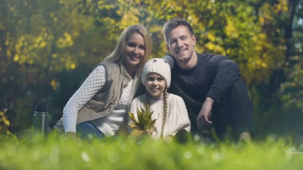 Família Sorrindo Mostrando Polegares Para Cima Piquenique Parque Outono Paternidade — Vídeo de Stock