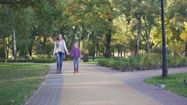 Opgewonden Moeder Dochter Gaan Winkelen Samen Hand Hand Geluk — Stockvideo