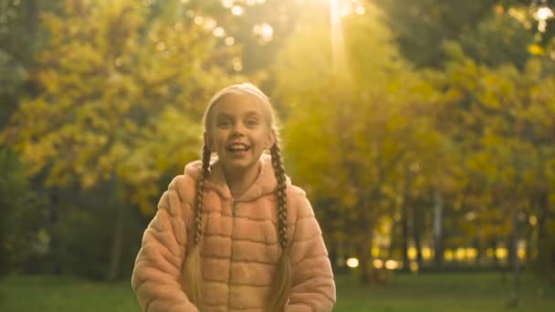 Vrolijk Meisje Gooien Herfst Bladeren Genieten Van Val Seizoen Plezier — Stockvideo