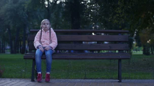 Menina Escola Triste Sentado Banco Parque Perdido Criança Desaparecida Esperando — Vídeo de Stock