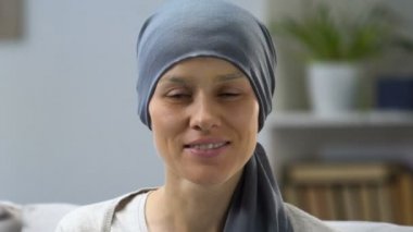Mutlu kanser kurtulan kadın kamera, remisyon ve iyileşme için umut gülümseyen