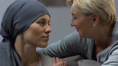 Kemoterapi sırasında destekleyen kanser, sevgi dolu kızıyla öpüşürken anne