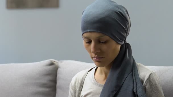 Mulher Com Câncer Sente Desesperada Sem Esperança Após Quimioterapia Perspectiva — Vídeo de Stock