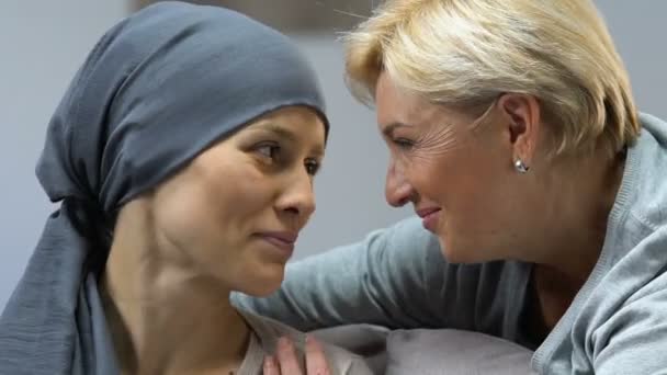 Ondersteunende Dochter Van Moeder Met Kanker Hopend Verlossing Positieve Behandeling — Stockvideo