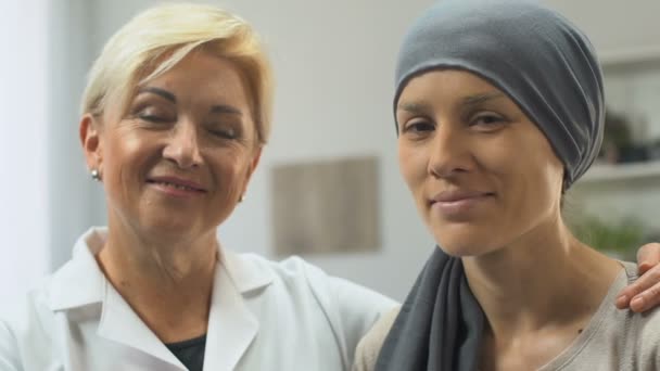 Porträtt Onkolog Och Cancerpatient Professionell Assistans Remission — Stockvideo