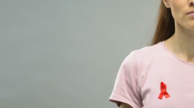 Kadın kırmızı kurdele, HIV AIDS konusunda, hastalık kontrol kavramı, yarım yüz