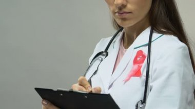 Doktor reçete tedavisi, meme kanseri karşı mücadele pembe kurdele ile