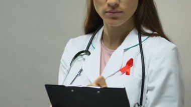 Doktor reçete ilaç, AIDS salgın kontrol, sağlık kırmızı kurdele ile